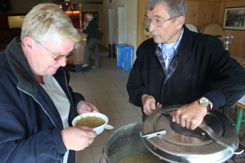 Nach dem Wettkampf gibt es die leckere Erbsensuppe aus dem großen Topf!